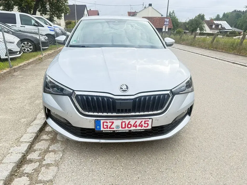 Gebraucht Skoda Scala Drive 150 PS (110 kW) 2020 Stribrna brilliant/ brilliants Kleinwagen