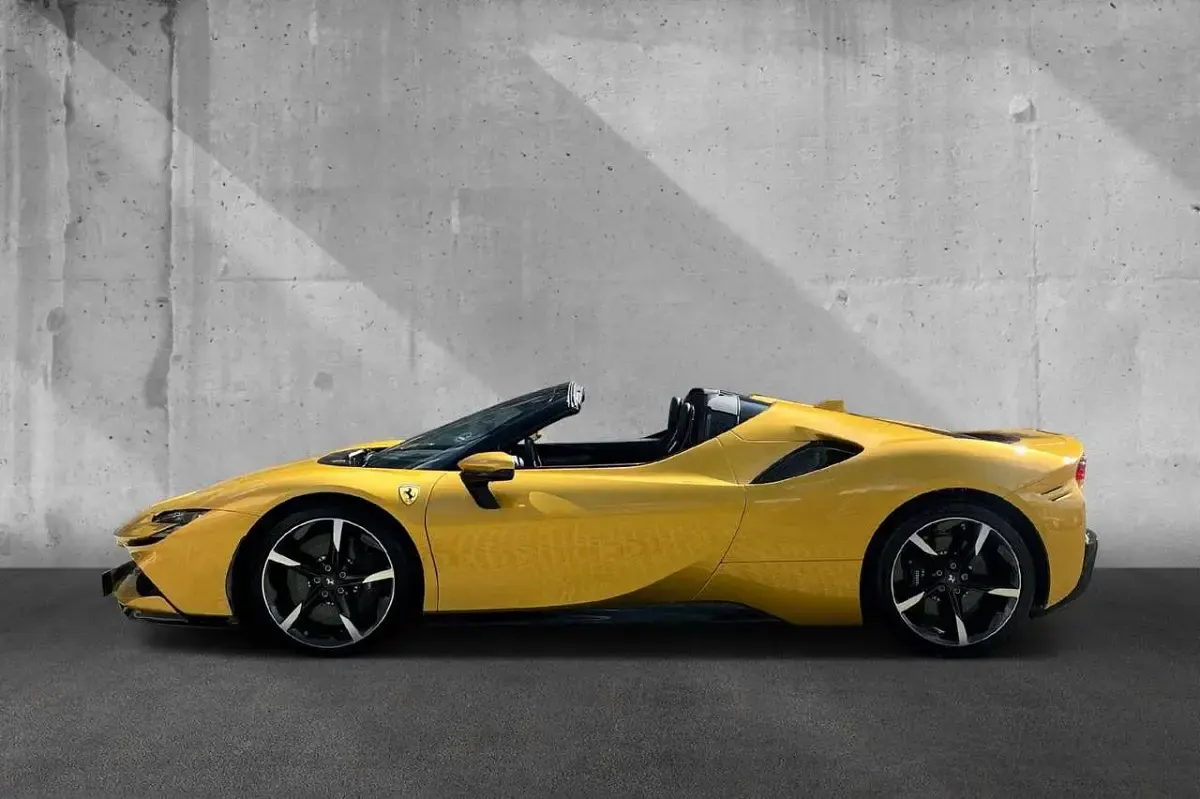 Gebraucht Ferrari SF90 1001 PS (736 kW) 2021 Gelb Cabrio