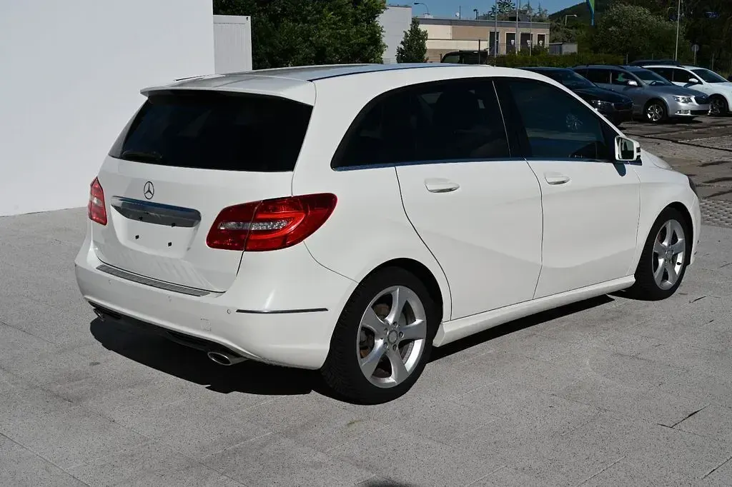 Gebraucht Mercedes B180 AMG Edition 1 122 PS (89 kW) 2013 Weiß Kleinwagen