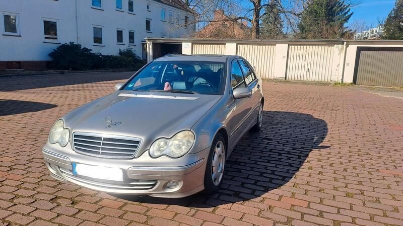 Grau Gebraucht 2004 Mercedes C320 Avantgarde Limousine | 6.390 € - Bild 1/4