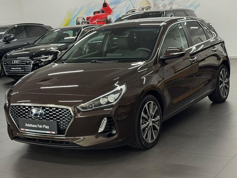 Gebraucht Hyundai i30 Premium 140 PS (102 kW) 2016 Demitasse brown pearl Limousine