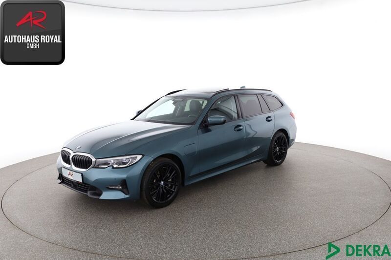 Blau Gebraucht 2021 BMW 330e M Sport Kombi | 27.880 € (Superpreis) - Bild 1/4