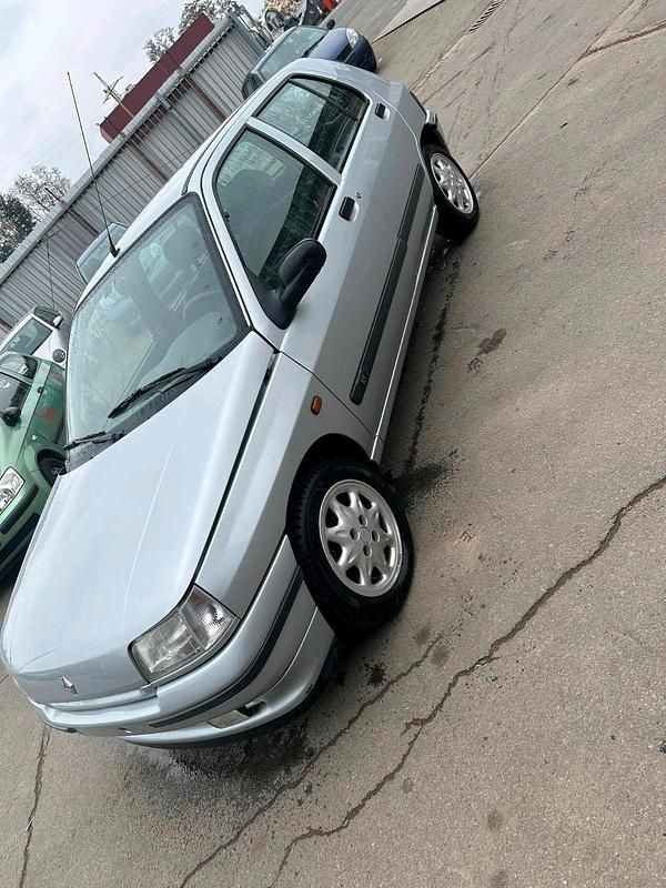 Second-hand Renault Clio 75 CP (55 kW) 1995 Argintiu Hatchback