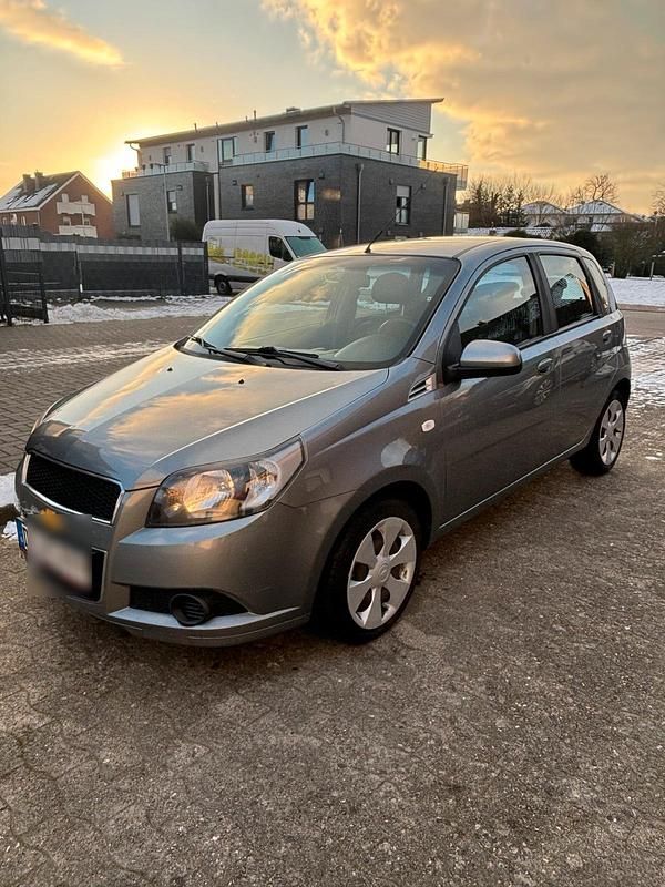 Grau Gebraucht 2011 Chevrolet Aveo Limousine | 1.500 € (Fairer Preis) - Bild 1/4