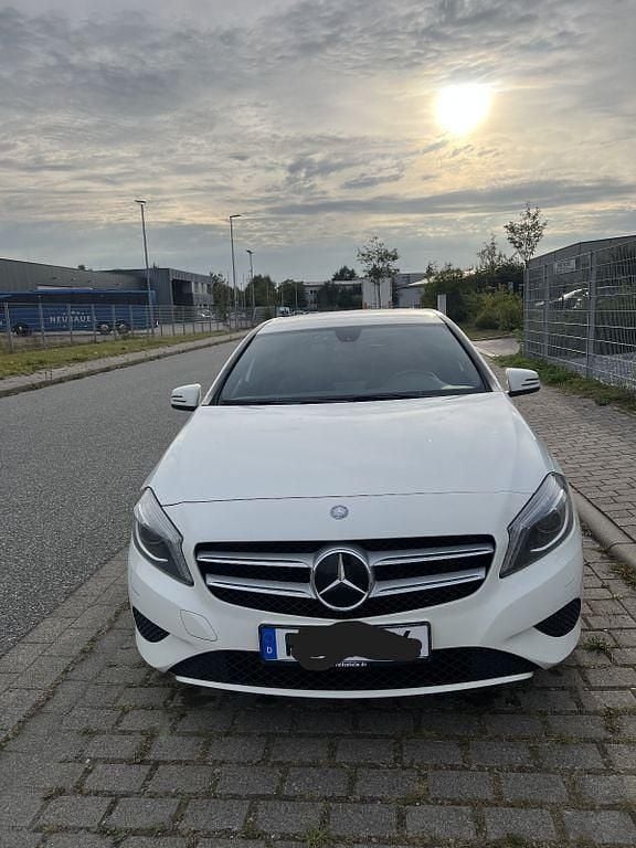 Weiß Gebraucht 2012 Mercedes A180 Limousine | 9.000 € (Guter Preis) - Bild 1/4