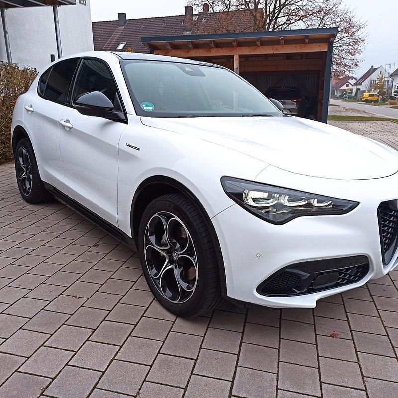 Weiß Gebraucht 2023 Alfa Romeo Stelvio Veloce SUV | 36.850 € (Fairer Preis) - Bild 1/4