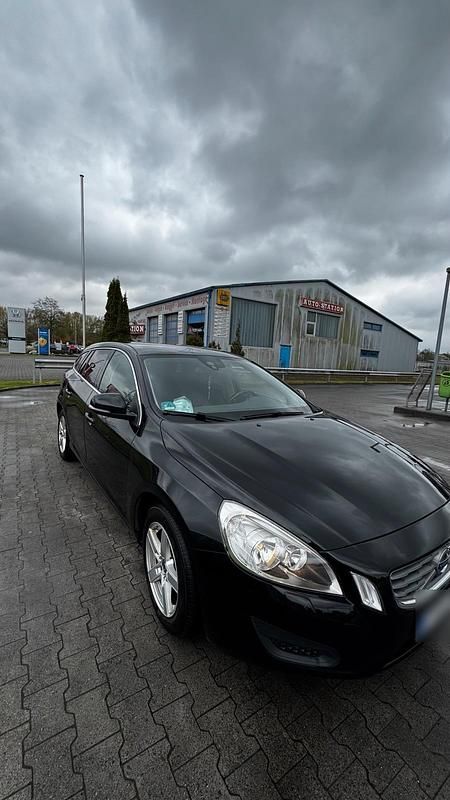 Second-hand Volvo V60 114 CP (83 kW) 2012 Negru Break