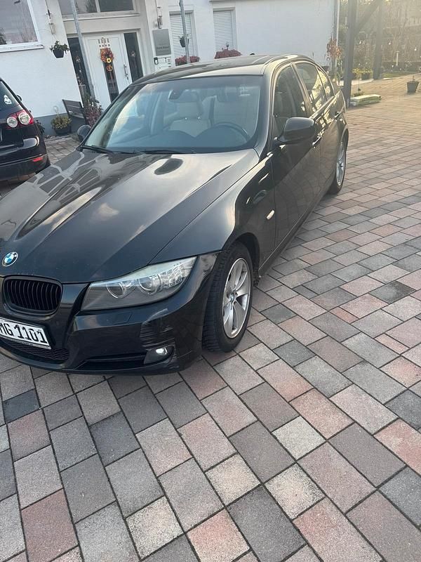 Schwarz Gebraucht 2010 BMW 320 Limousine | 2.990 € (Superpreis) - Bild 1/4