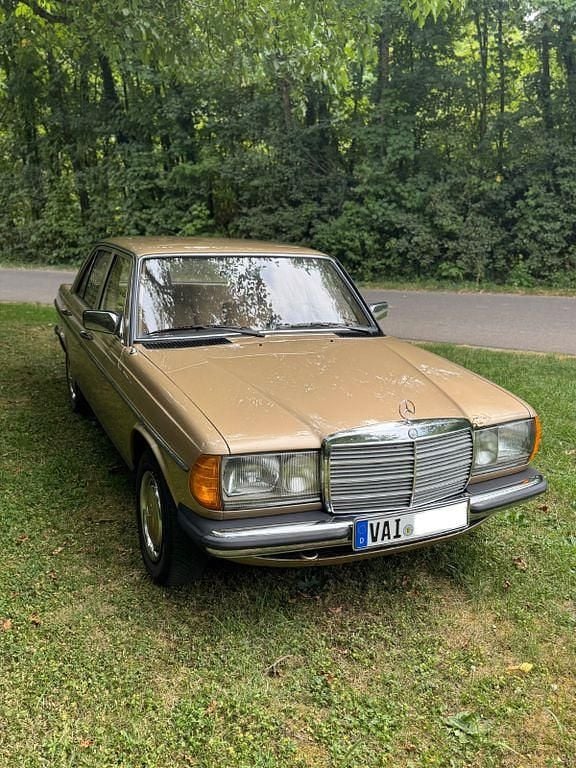 Braun Gebraucht 1983 Mercedes 200 Limousine | 5.100 € - Bild 1/4