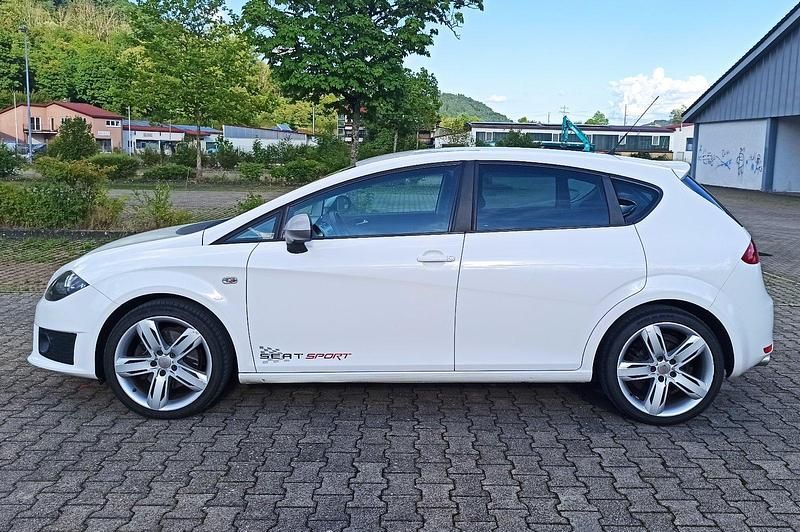Weiß Gebraucht 2010 Seat Leon FR Limousine | 4.300 € (Fairer Preis) - Bild 1/4