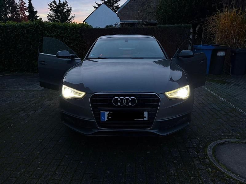 Grau Gebraucht 2017 Audi A5 Comfort Limousine | 13.500 € (Guter Preis) - Bild 1/4