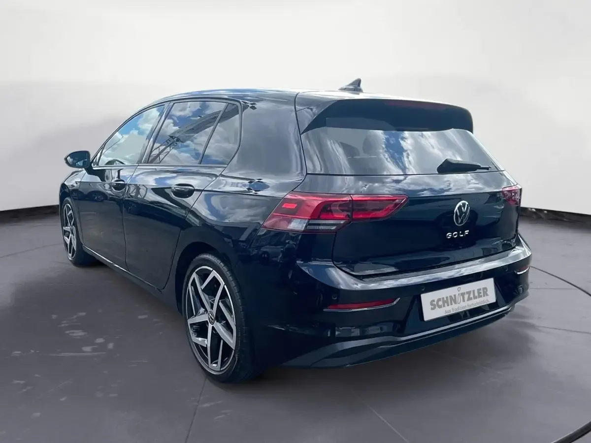 Gebraucht VW Golf VIII Life 131 PS (96 kW) 2020 (schwarz) deep black perleffekt Limousine