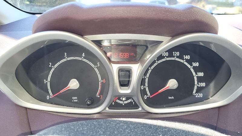 Gebraucht Ford Fiesta Titanium 82 PS (60 kW) 2010 Andere farben Kleinwagen