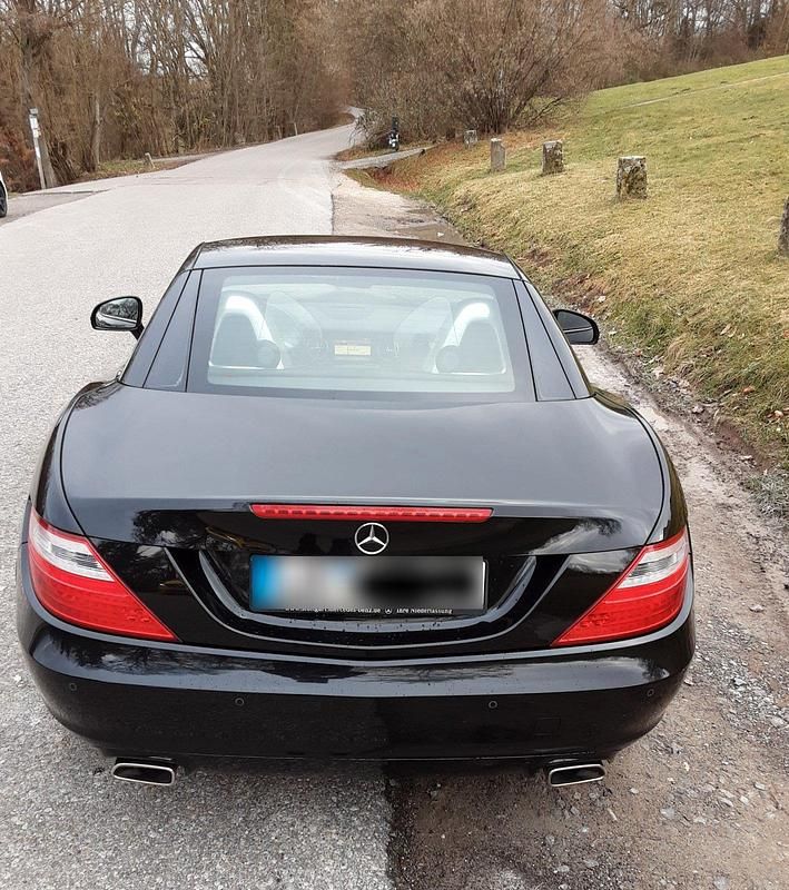 Second-hand Mercedes SLK200 184 CP (135 kW) 2011 Negru Cabrio