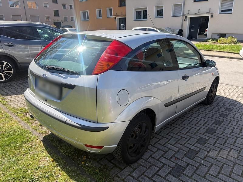 Gebraucht Ford Focus 101 PS (74 kW) 2002 Silber Kleinwagen