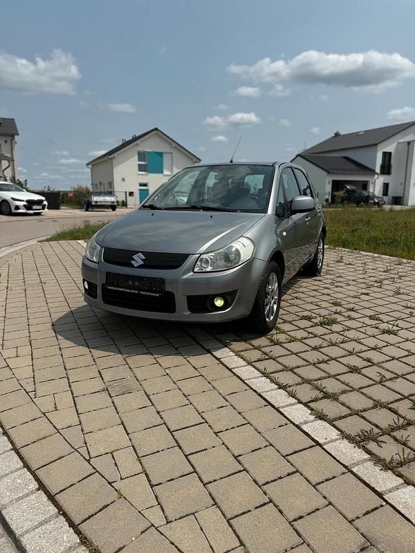 Grau Gebraucht 2006 Suzuki SX4 Limousine | 2.599 € (Superpreis) - Bild 1/4