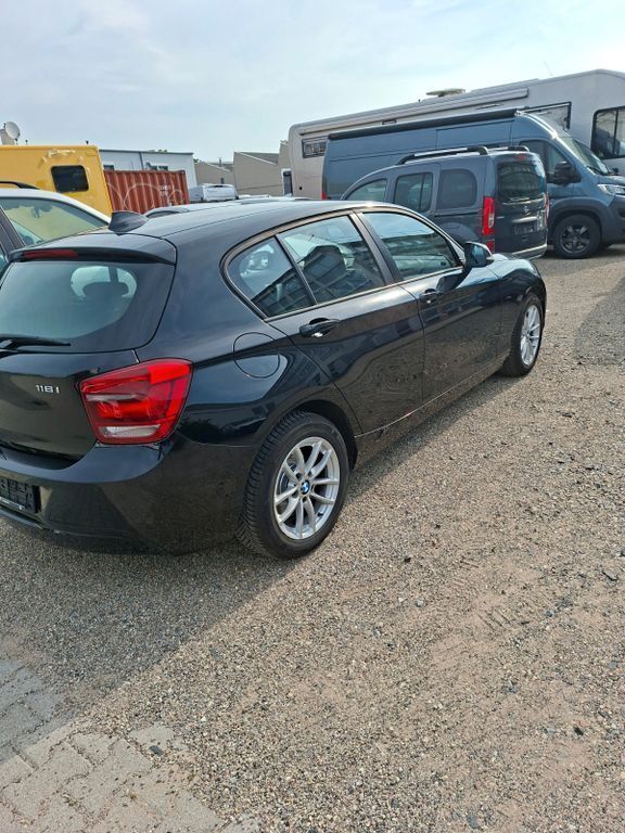 Schwarz Gebraucht 2011 BMW 116 Sport Line Kleinwagen | 5.850 € - Bild 1/4