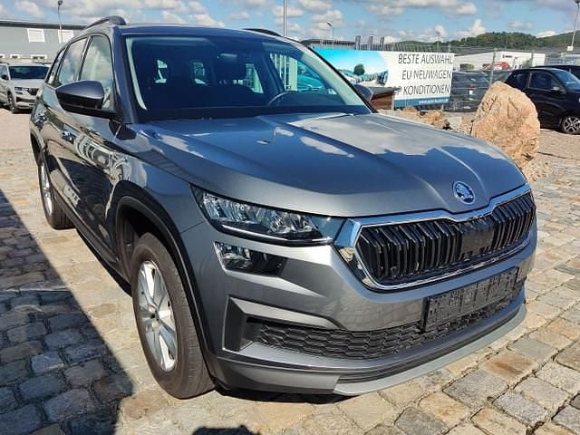Graphitgrau metallic graphitgrau metallic graphitgrau metallic Gebraucht 2022 Skoda Kodiaq Ambition SUV | 38.729 € (Etwas zu teuer) - Bild 1/4