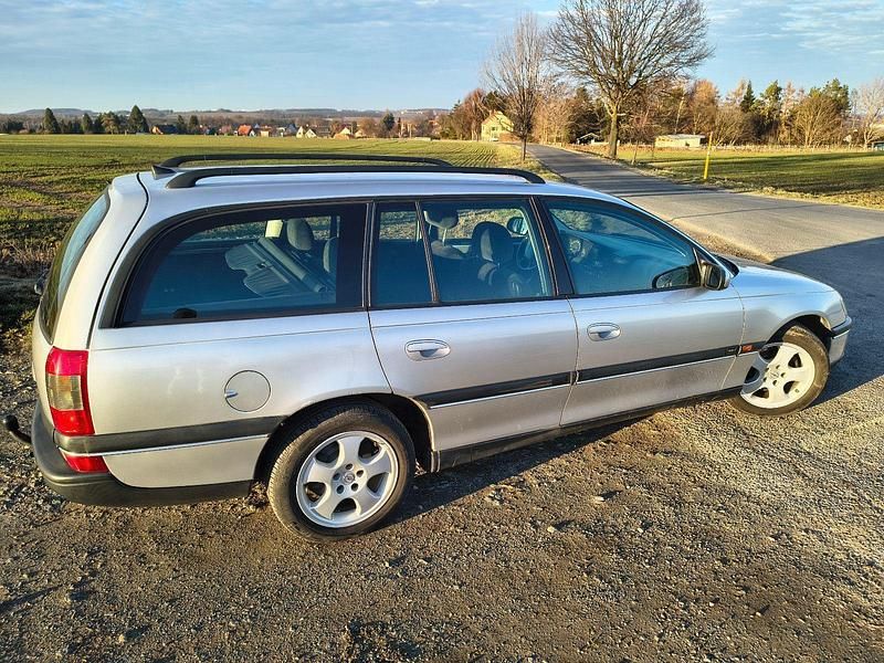 Gebraucht Opel Omega Edition 136 PS (100 kW) 1999 Silber Kombi