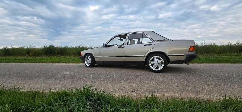 Gebraucht Mercedes 190 113 PS (83 kW) 1985 Silber Limousine