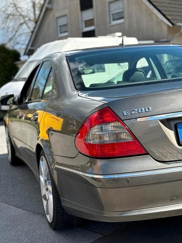 Gebraucht Mercedes E280 190 PS (139 kW) 2006 Schwarz Limousine