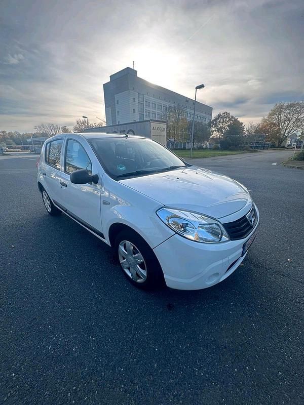 Weiß Gebraucht 2009 Dacia Sandero Limousine | 1.799 € (Guter Preis) - Bild 1/4