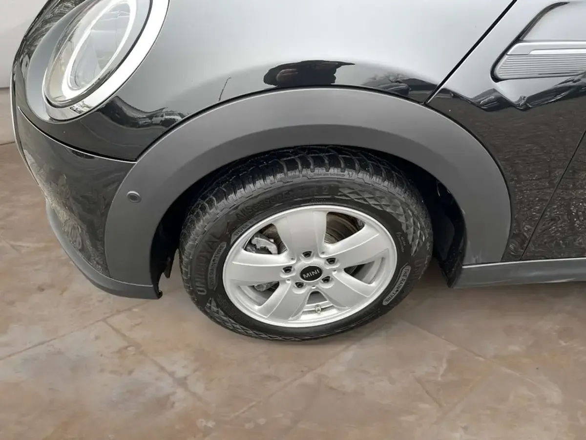 Używany Mini Cooper Essential 136 KM (100 kW) 2024 Czarny Hatchback