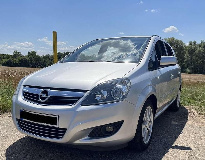 Grau Gebraucht 2013 Opel Zafira Family Van / Kleinbus | 8.900 € (Etwas zu teuer) - Bild 1/4