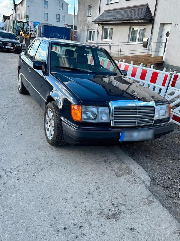 Gebraucht Mercedes 200 70 PS (51 kW) 1990 Blau Limousine