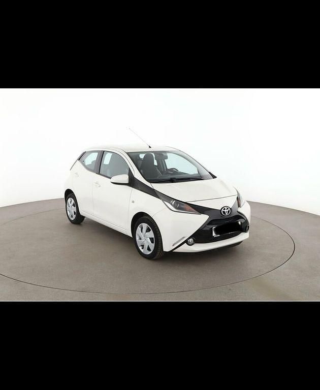 Weiß Gebraucht 2015 Toyota Aygo X-play Kleinwagen | 7.400 € (Fairer Preis) - Bild 1/4