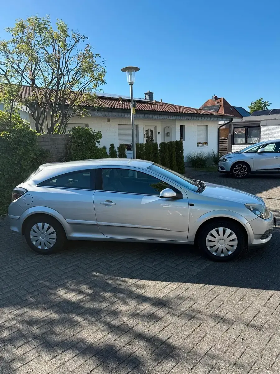 Gebraucht Opel Astra GTC 116 PS (85 kW) 2010 Silber Kleinwagen
