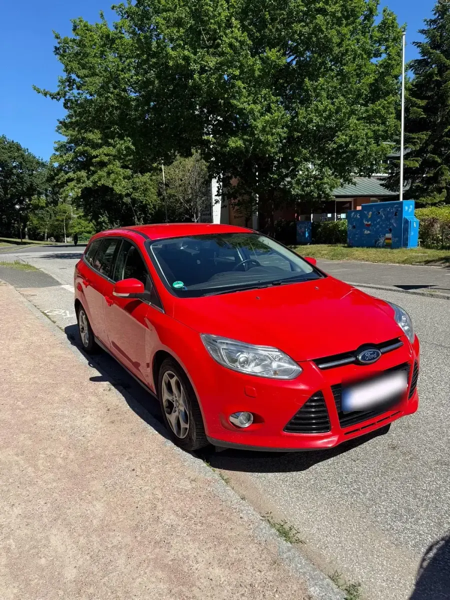 Gebraucht Ford Focus 140 PS (102 kW) 2013 Rot Kombi