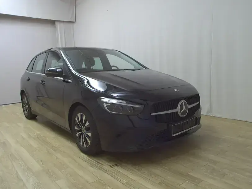 Gebraucht Mercedes B180 116 PS (85 kW) 2023 Schwarz Kleinwagen
