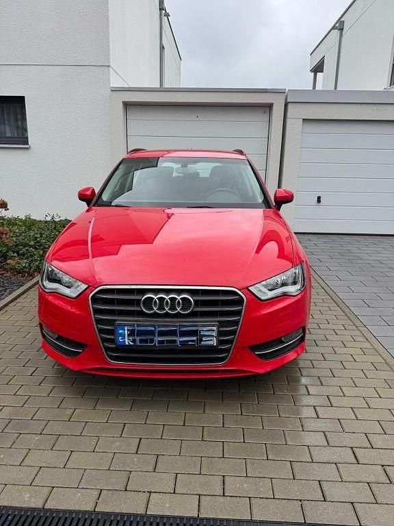 Gebraucht Audi A3 Ambiente 122 PS (89 kW) 2013 Rot Limousine
