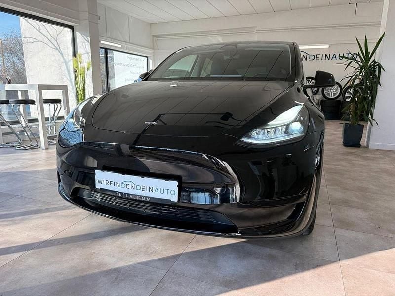 Schwarz Gebraucht 2024 Tesla Model Y RWD SUV | 35.950 € - Bild 1/4