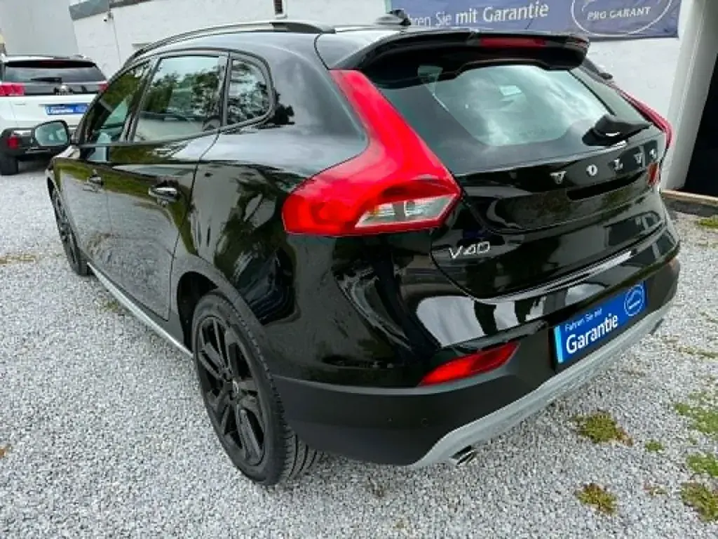 Gebraucht Volvo V40 152 PS (111 kW) 2019 Schwarz SUV