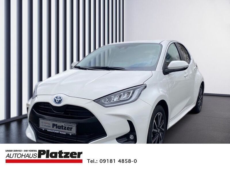 Weiss Gebraucht 2022 Toyota Yaris Hybrid Comfort Limousine | 21.980 € - Bild 1/4