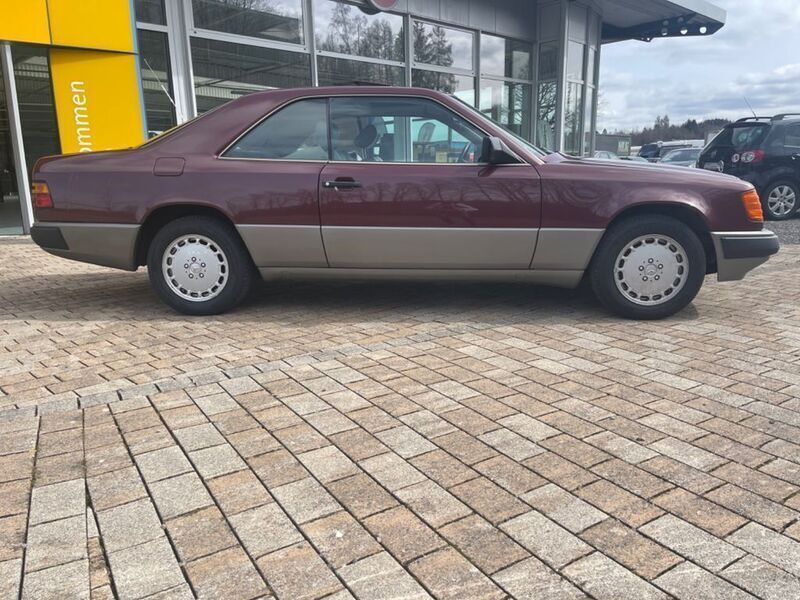 Gebraucht Mercedes E300 179 PS (131 kW) 1988 Rot Coupé