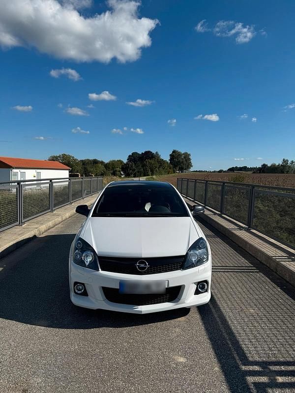 Gebraucht Opel Astra OPC 241 PS (177 kW) 2010 Weiß Kleinwagen