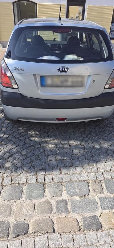 Gebraucht Kia Rio 78 PS (57 kW) 2009 Silber Limousine