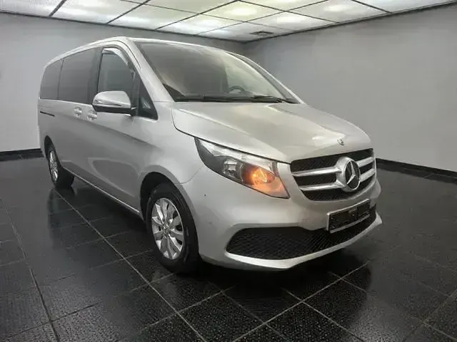 Gebraucht Mercedes V220 163 PS (119 kW) 2019 Silber Van / Kleinbus