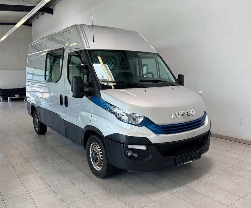 Grau Gebraucht 2019 Iveco Daily Limousine | 6.900 € (Guter Preis) - Bild 1/4