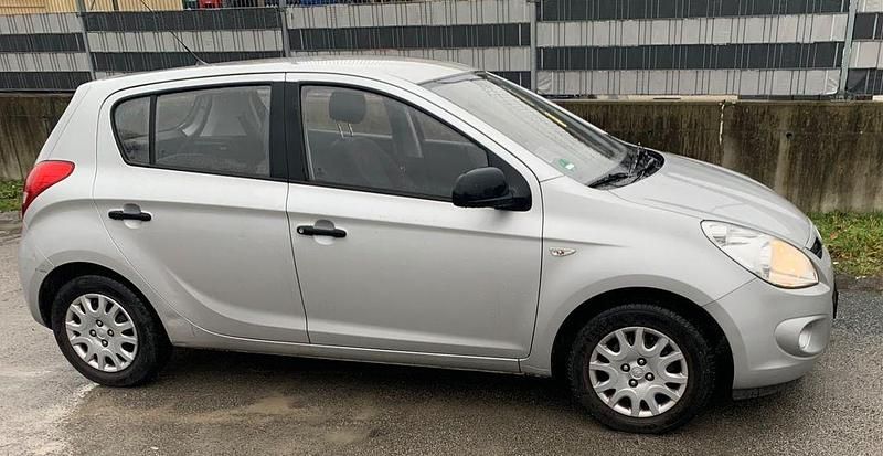 Gebraucht Hyundai i20 Classic 77 PS (56 kW) 2010 Silber Kleinwagen