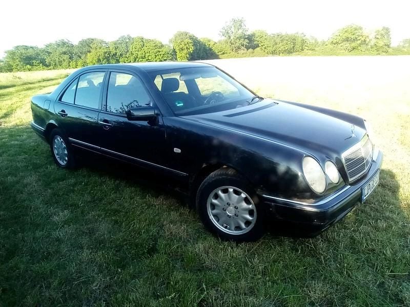 Blau Gebraucht 1998 Mercedes E200 Elegance Limousine | 2.500 € (Superpreis) - Bild 1/4