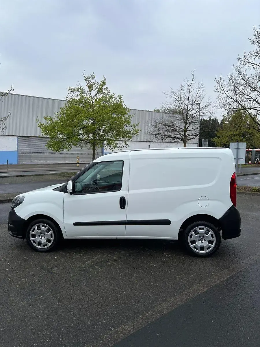 Gebraucht Fiat Doblò Lounge 95 PS (69 kW) 2018 Weiß Van / Kleinbus