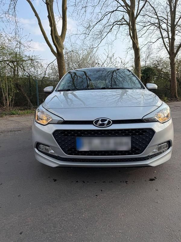 Gebraucht Hyundai i20 84 PS (61 kW) 2017 Silber Kleinwagen