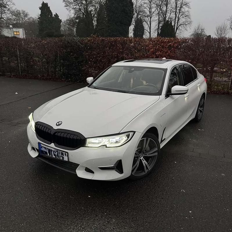 Weiß Gebraucht 2021 BMW 330e Luxury Line Limousine | 31.999 € (Fairer Preis) - Bild 1/4