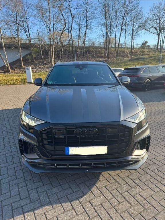 Grau Gebraucht 2019 Audi Q8 Ambiente SUV | 56.400 € (Guter Preis) - Bild 1/4