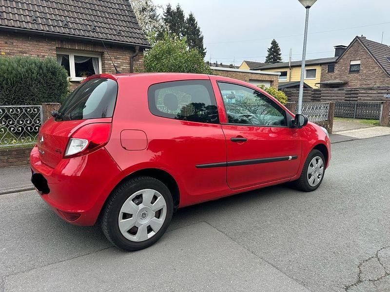 Gebraucht Renault Clio II Dynamique 75 PS (55 kW) 2010 Rot Kleinwagen