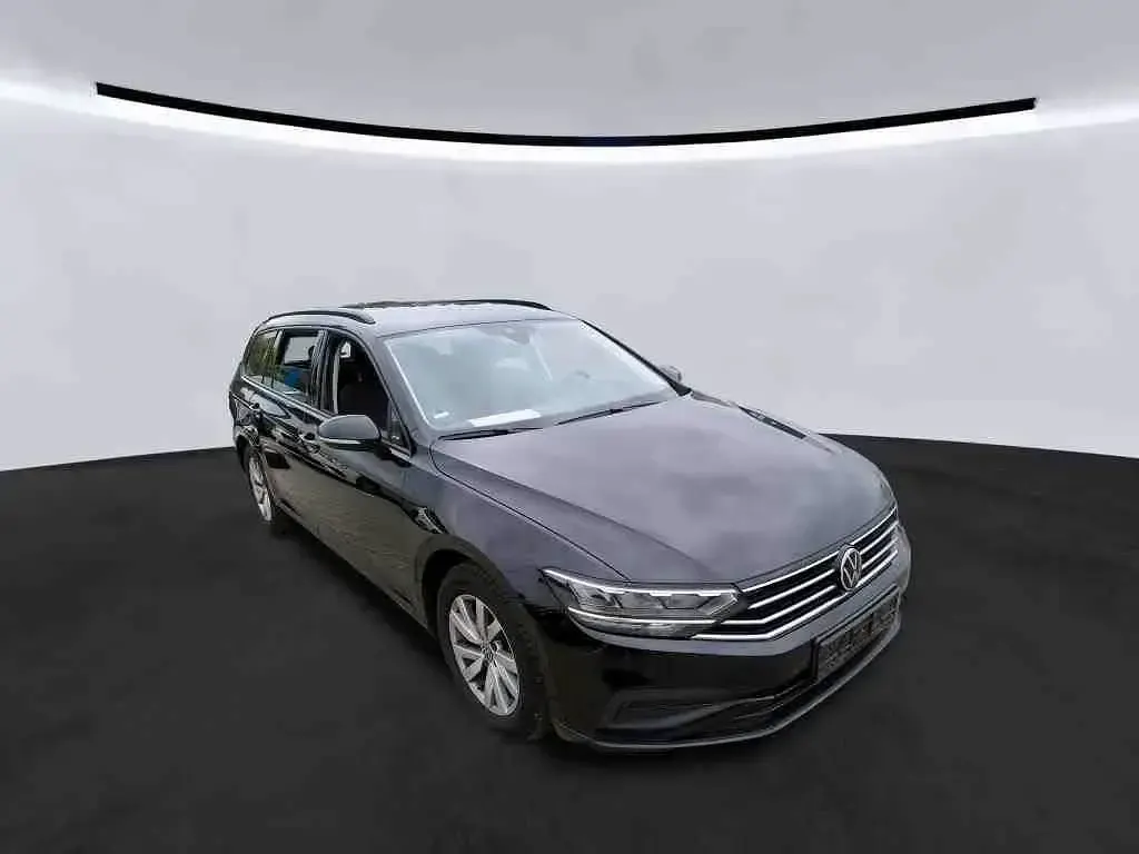 Gebraucht VW Passat Basis 150 PS (110 kW) 2022 Schwarz Kombi